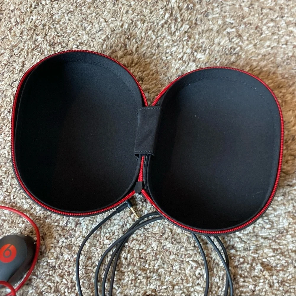 BEATS Wireless HD Hard Case And Charging Cord - Picture 2 of 7
